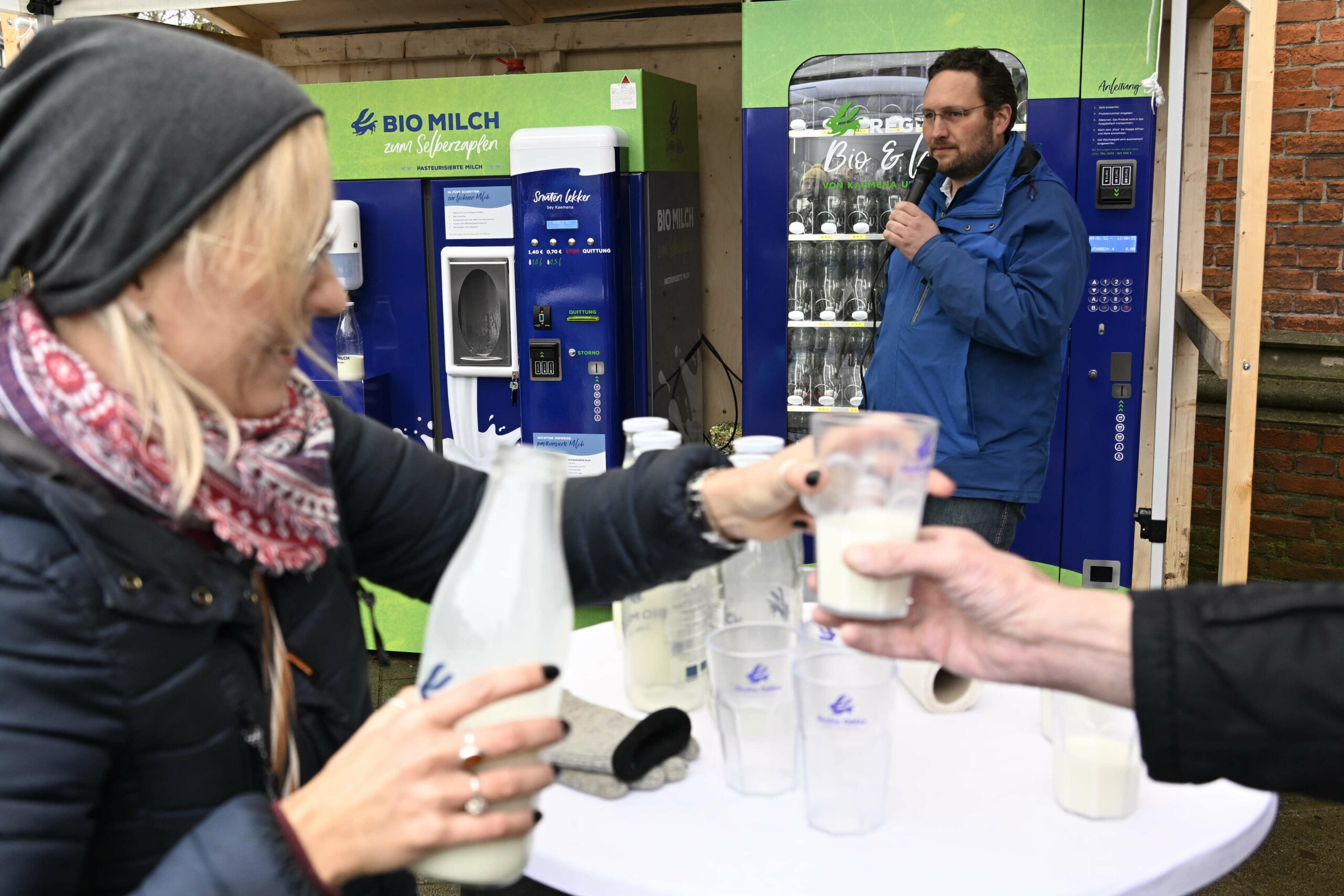 Milch-Tankstelle in der Humboldt-Straße eröffnet: Der Hof Kaemena aus dem Blockland vertreibt seine Biomilich nun auch direkt vor der Friedenskirche. Für Milchbauer Harje Kaemena ist es die erste Direktvermarktung außerhab des Blocklands. Foto: Karsten Klama